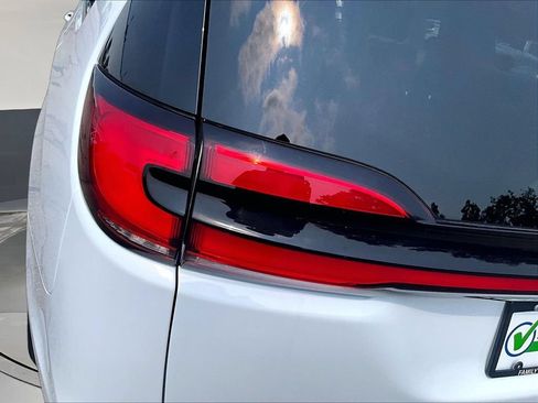 Used 2024 Chrysler Pacifica Touring-L FWD image 26