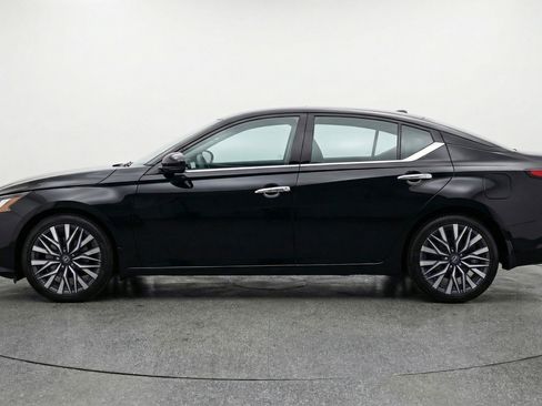 Used 2025 Nissan Altima 2.5 SV image 5
