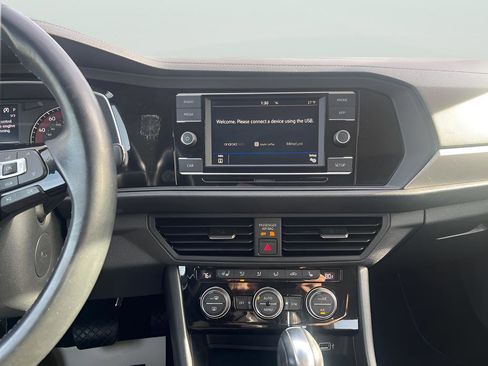 Used 2019 Volkswagen Jetta SE w/ Cold Weather Package image 25