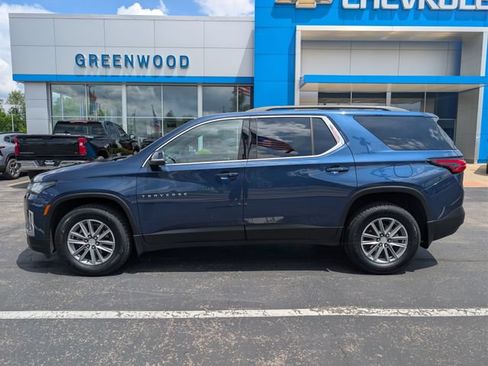 Used 2023 Chevrolet Traverse LT FWD image 2