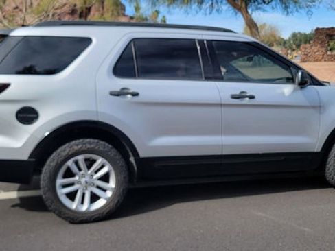 Used 2017 Ford Explorer FWD image 2
