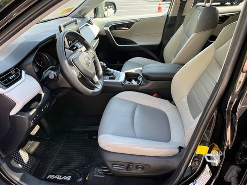 Used 2019 Toyota RAV4 XLE Premium w/ Cold Weather Package AWD/4WD image 9