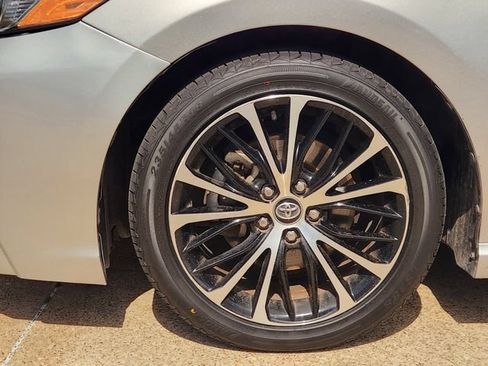 Used 2020 Toyota Camry SE FWD image 8
