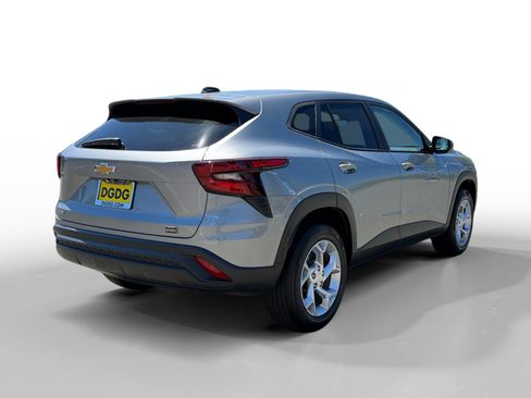 Used 2024 Chevrolet Trax LS w/ LS Convenience Package FWD image 5