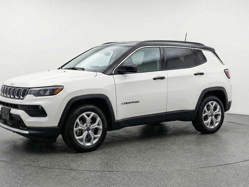 Used 2025 Jeep Compass Latitude AWD/4WD image 3