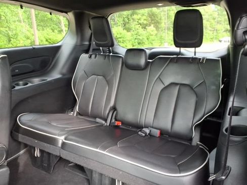 Used 2025 Chrysler Pacifica Limited FWD image 17