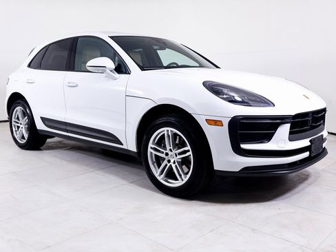 Used 2025 Porsche Macan image 25