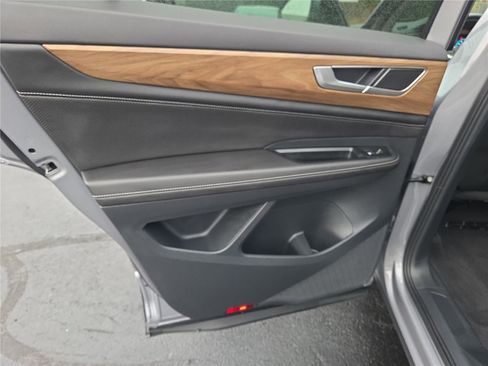 Certified 2025 Volkswagen Atlas SE image 23