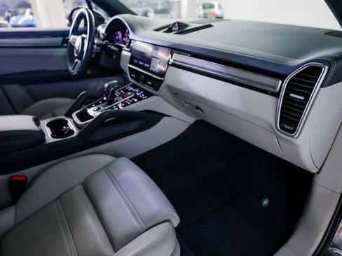 Certified 2023 Porsche Cayenne Platinum Edition image 28