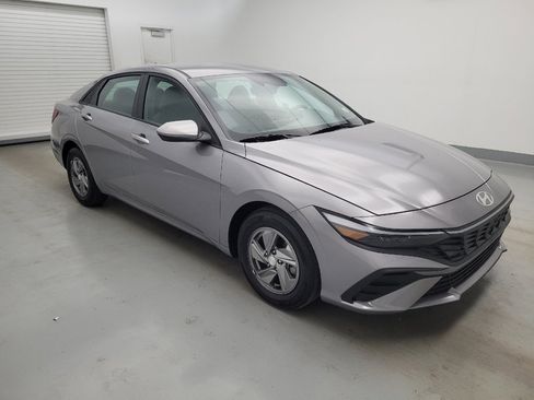 Used 2025 Hyundai Elantra SE FWD image 11