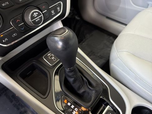 Used 2019 Jeep Cherokee Limited FWD image 34