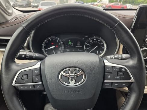 Used 2020 Toyota Highlander Limited FWD image 25