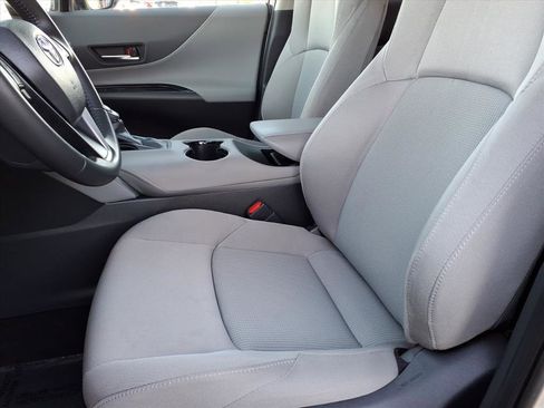 Certified 2023 Toyota Venza LE image 13