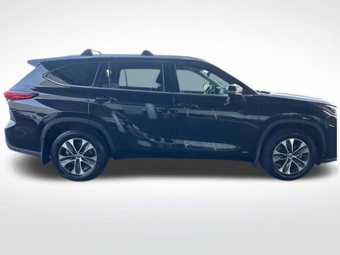 Used 2022 Toyota Highlander XLE image 6