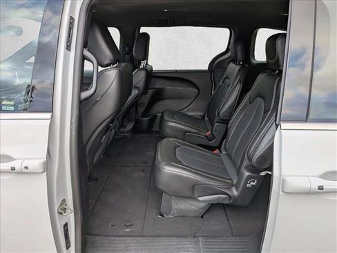 Used 2025 Chrysler Pacifica Select FWD image 19
