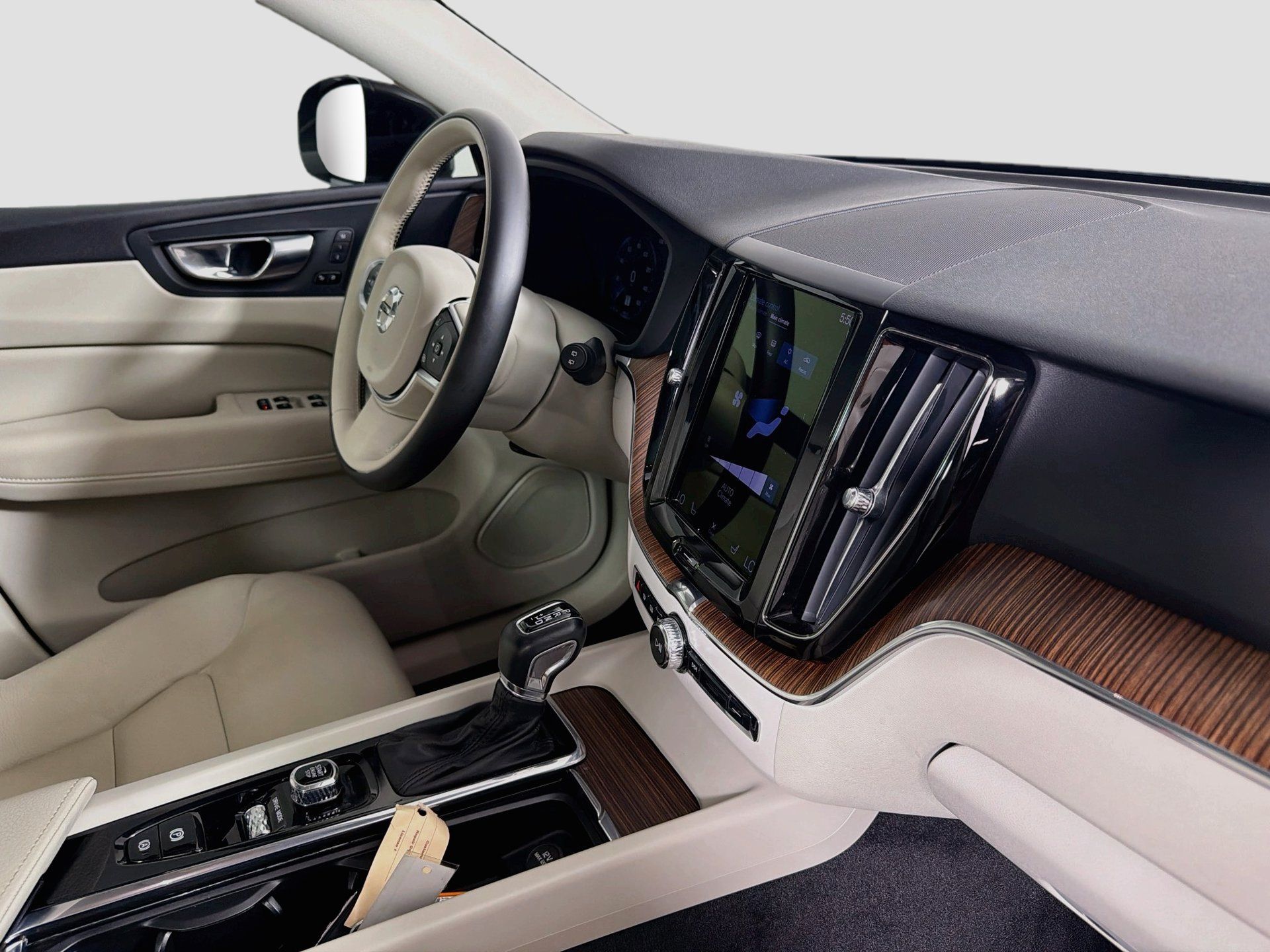 Used 2021 Volvo XC60 T5 Momentum w/ Premium Package FWD image 29