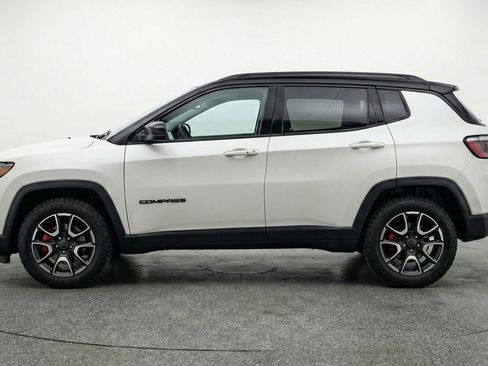 Used 2025 Jeep Compass Trailhawk image 5