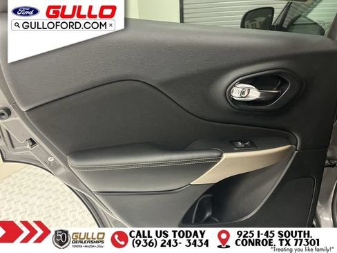 Used 2018 Jeep Cherokee Latitude w/ Altitude Package FWD image 16