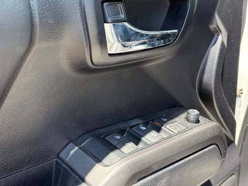 Used 2020 Toyota Tacoma TRD Off-Road w/ Technology Package AWD/4WD image 6