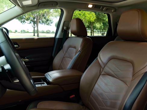 Used 2023 Nissan Pathfinder Platinum FWD image 17