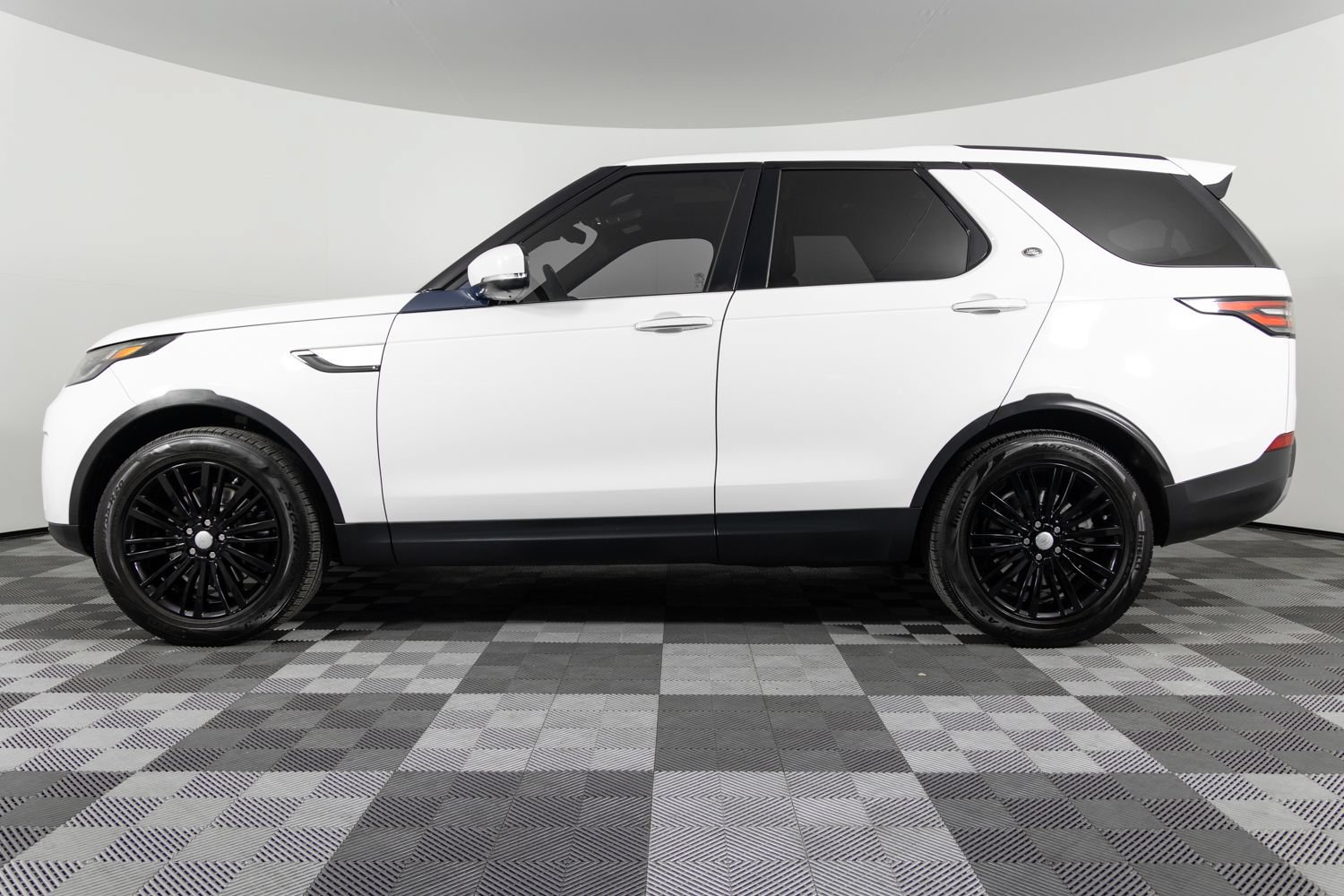 Used 2017 Land Rover Discovery HSE Luxury AWD/4WD image 3