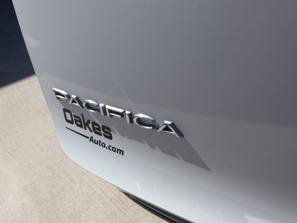 Used 2023 Chrysler Pacifica Touring-L FWD image 17