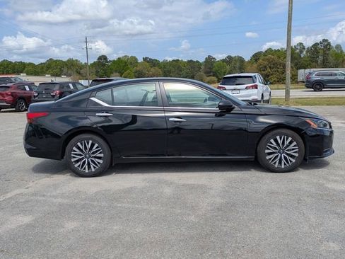 Used 2024 Nissan Altima 2.5 SV image 2