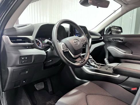 Used 2024 Toyota Highlander LE image 9