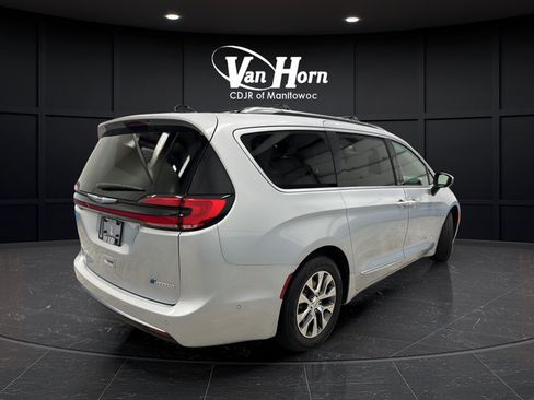 Used 2023 Chrysler Pacifica Pinnacle FWD image 7