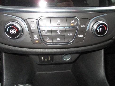 Used 2020 Chevrolet Traverse LS image 12