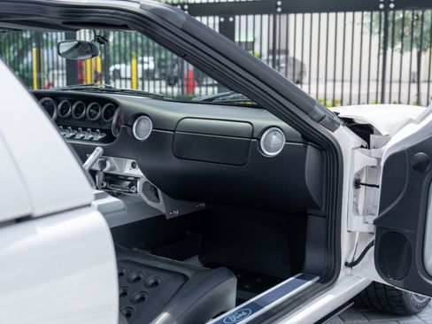 Used 2005 Ford GT RWD image 42