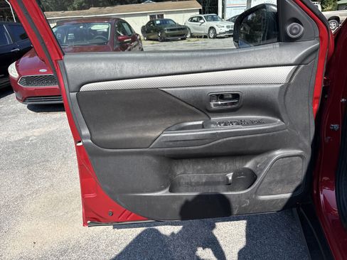 Used 2018 Mitsubishi Outlander ES image 31