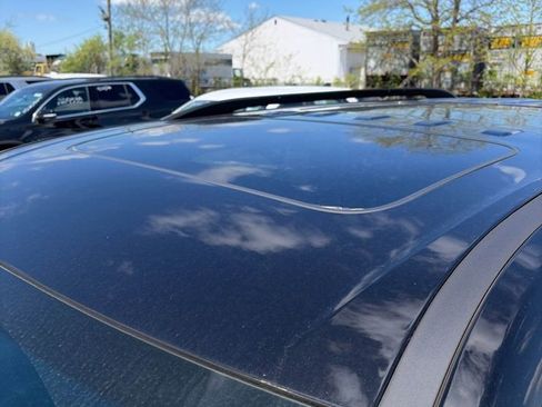 Used 2023 Chevrolet Traverse LT w/ LT Premium Package AWD/4WD image 9