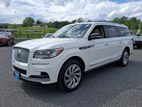 Certified 2023 Lincoln Navigator L Reserve AWD/4WD image 3