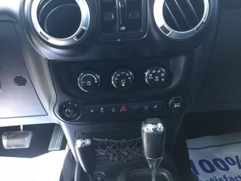 Used 2014 Jeep Wrangler Unlimited Sahara w/ Connectivity Group AWD/4WD image 28