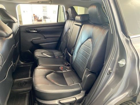 Used 2023 Toyota Highlander XLE AWD/4WD image 10
