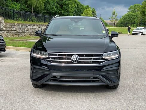 Used 2024 Volkswagen Tiguan SE w/ Panoramic Sunroof Package FWD image 2