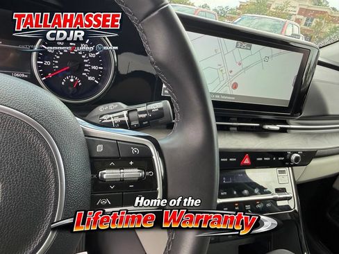 Used 2024 Kia Carnival EX FWD image 23