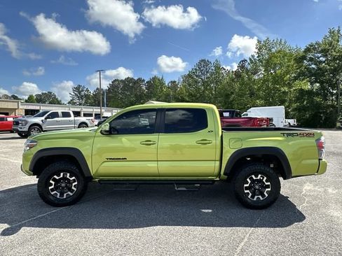 Used 2023 Toyota Tacoma TRD Off-Road w/ Technology Package AWD/4WD image 12