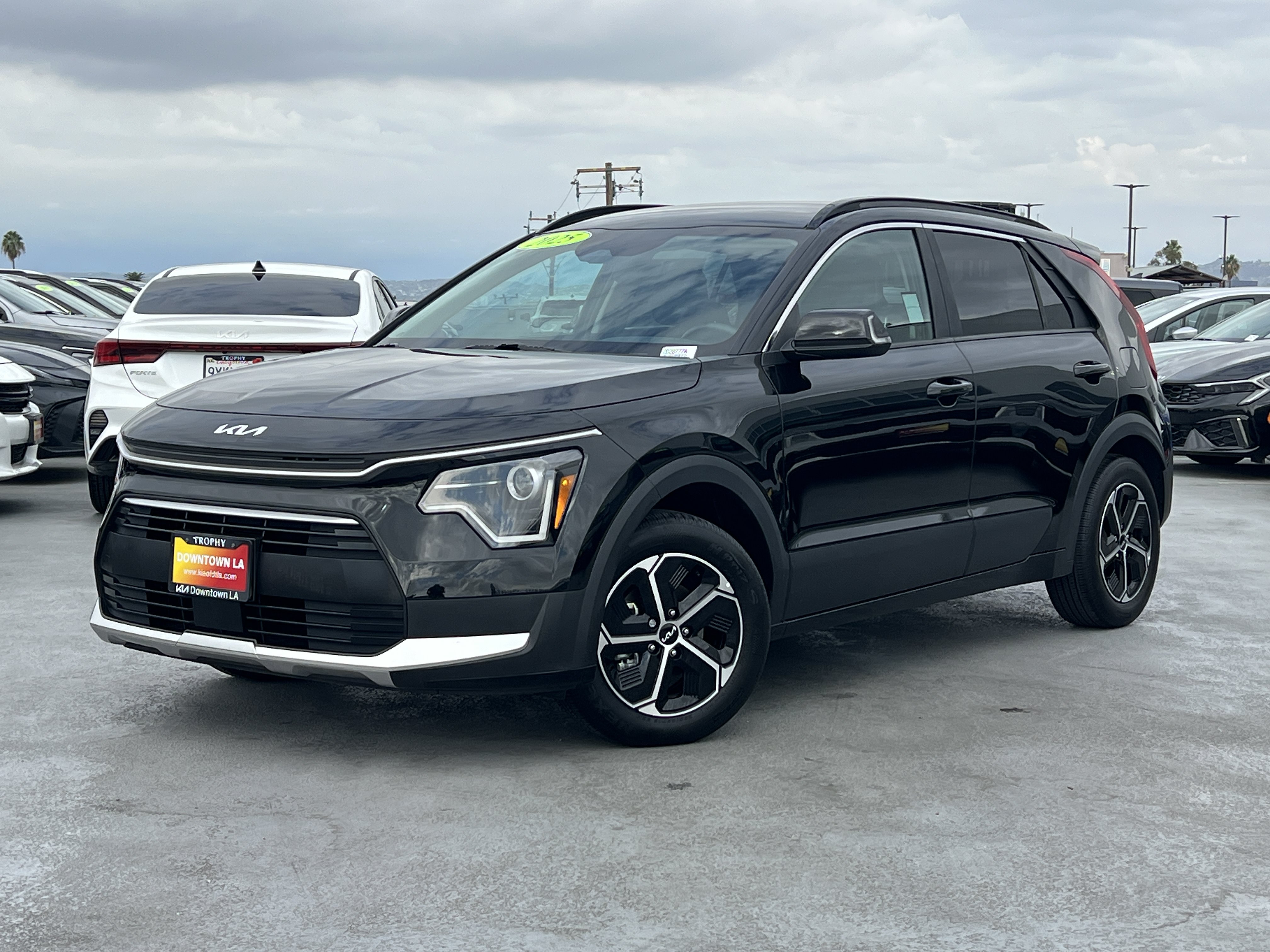 Certified 2025 Kia Niro EX FWD image 2