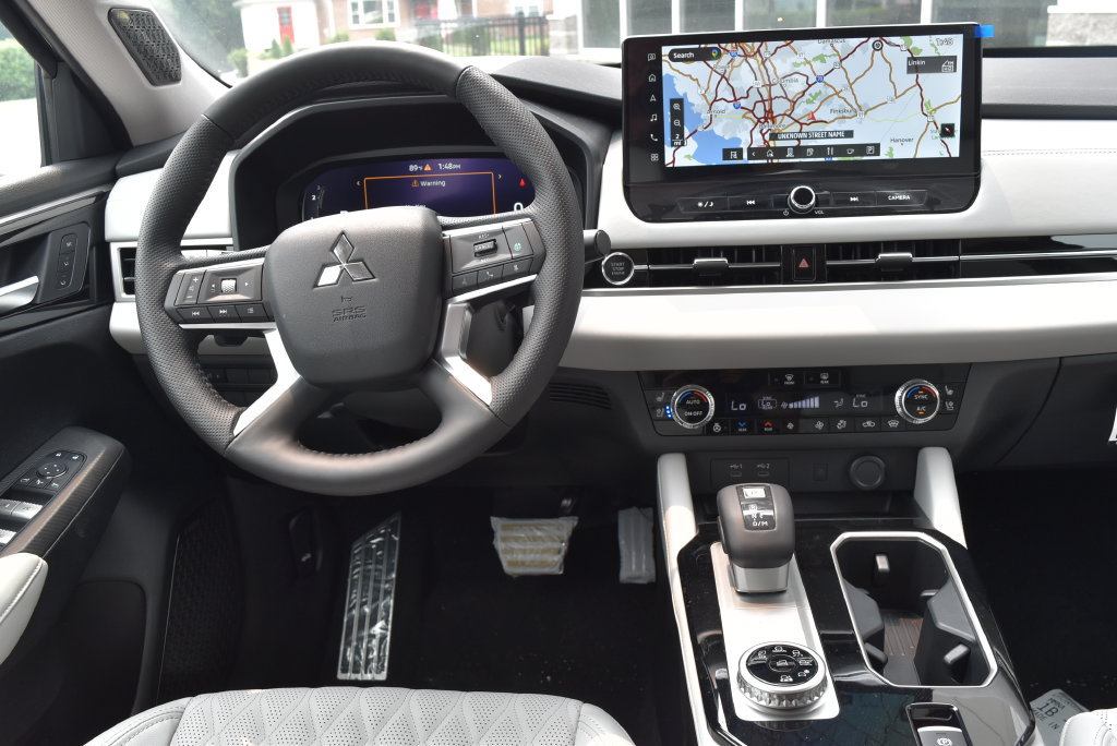 New 2025 Mitsubishi Outlander AWD image 14