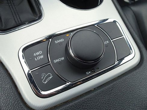 Used 2018 Jeep Grand Cherokee Limited image 18