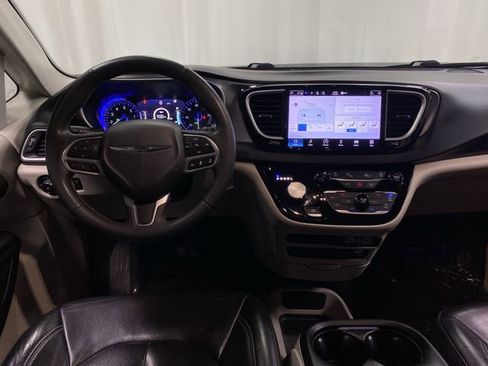 Used 2022 Chrysler Pacifica Touring-L image 5