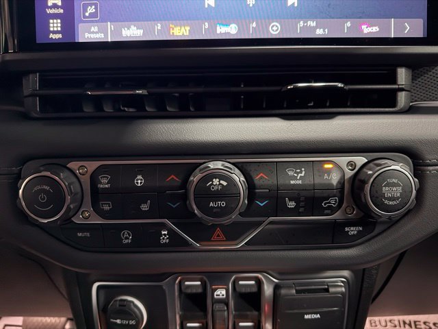 Used 2025 Jeep Wrangler Unlimited Rubicon w/ Convenience Group AWD/4WD image 40