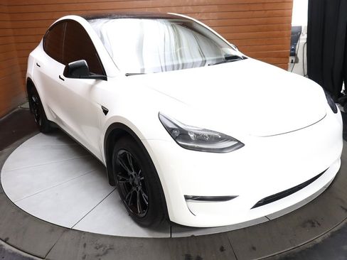Used 2022 Tesla Model Y Long Range image 8