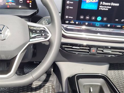 New 2025 Volkswagen Tiguan SE R-Line image 27