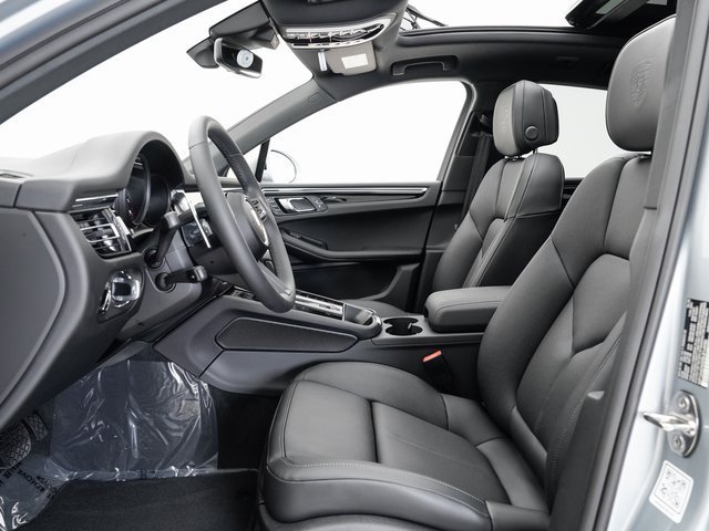 Certified 2025 Porsche Macan AWD/4WD image 6