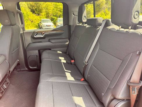 New 2025 GMC Sierra 1500 SLE image 8