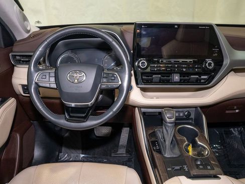 Used 2021 Toyota Highlander Platinum image 8
