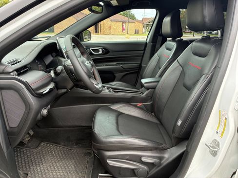 Used 2025 Jeep Compass Trailhawk AWD/4WD image 21